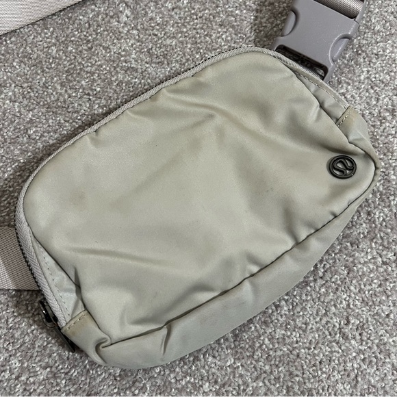 LULULEMON Silver Everywhere Belt Bag 1L - Picture 4 of 8